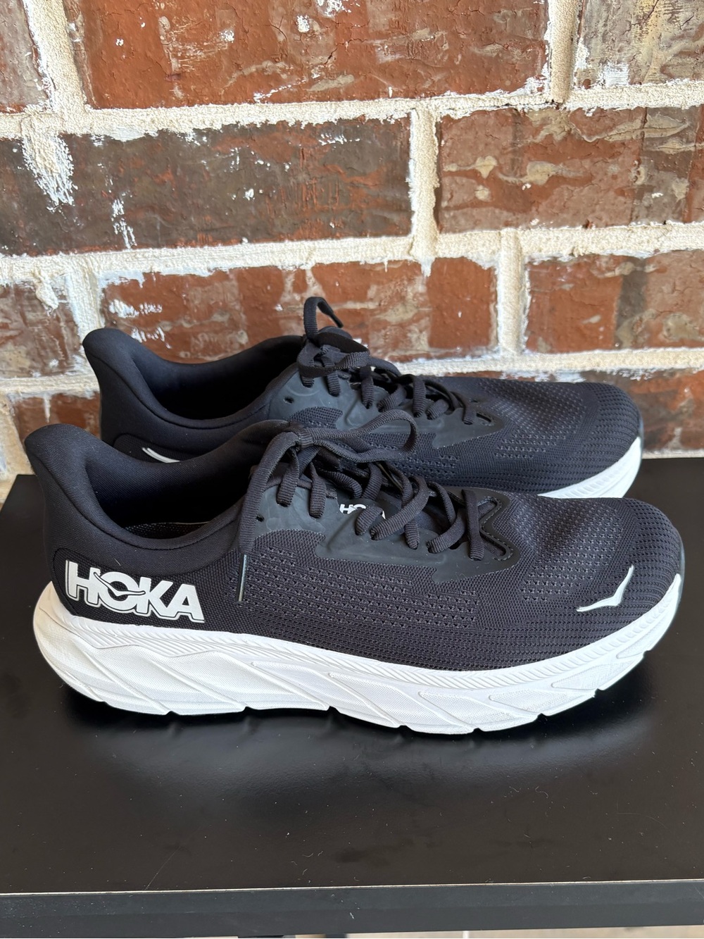 Hoka Arahi 7 Running Shoes Black White Sneakers Size 9 2E (Wide) - Picture 2 of 14